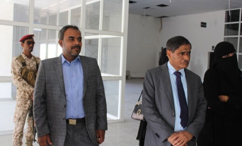 محافظ حضرموت يُطلِع ممثلين من منظمات المجتمع المدني على  التجهيزات لإعادة تشغيل مطار الريان الدولي