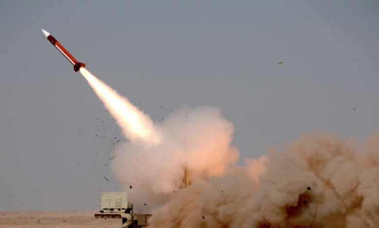 مقتل 15 حوثيا بانفجار صاروخ باليستي أثناء محاولة إطلاقه على الجيش الوطني