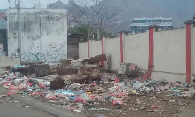 مواطنون : القمامة تتكدس بعموم شوارع عدن رغم اطلاق حملة حكومية للنظافة