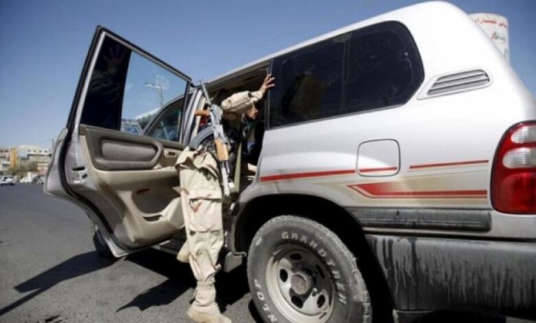 أسوشيتدبرس : جماعة الحوثي تحتجز عشرات النساء في صنعاء وتعذبهن في سجون سرية