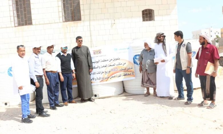 الوكيل العبودي يدشن توزيع خزانات المياه للمنشآت والمراكز الصحية بالمهرة