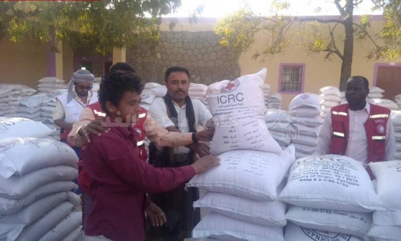 الهلال الأحمر اليمني يدشن توزيع السلة الغذائية لنازحي الحديدة في مديرية مودية
