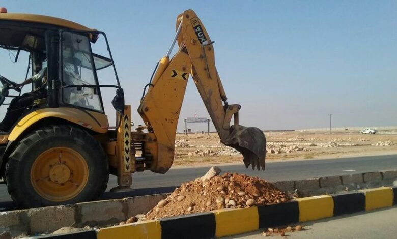 المهرة: صندوق النظافة محافظة المهرة يبدأ العمل بالحفر تمهيدا لتشجير خط محيفيف الغيضة