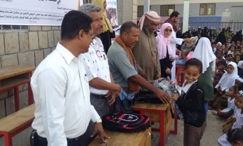 شيخ ونادر يدشنان توزيع الحقيبة المدرسية في مدرسة اسماء بنت ابي بكر للبنات بزنجبار