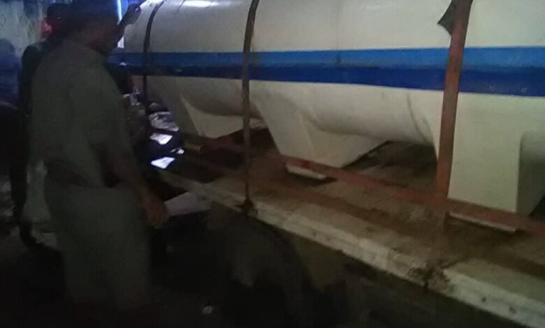 سقوط سيارات في حفر مشروع إعادة تأهيل شبكات الصرف الصحي في جعار