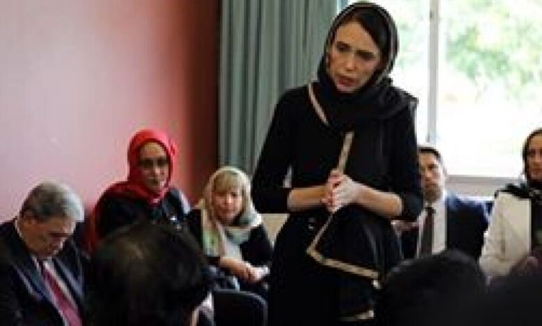 بالصورة: رئيسة وزراء نيوزيلندا ترتدي الحجاب احتراما لضحايا الهجوم الإرهابي