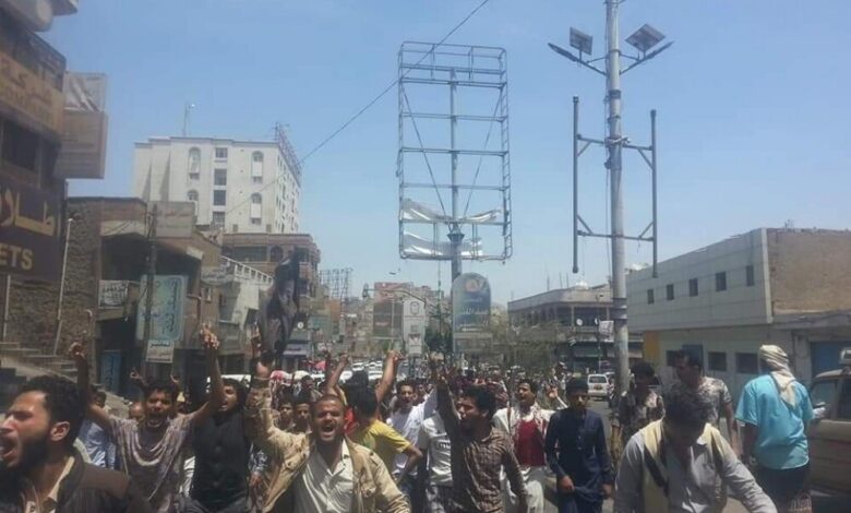 خروج متظاهرين بمدينة تعز منددين بممارسات حزب الإصلاح بالمحافظة