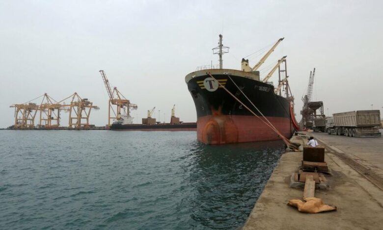 الحوثيون يعرقلون تفريغ شحنة وقود في ميناء الحديدة