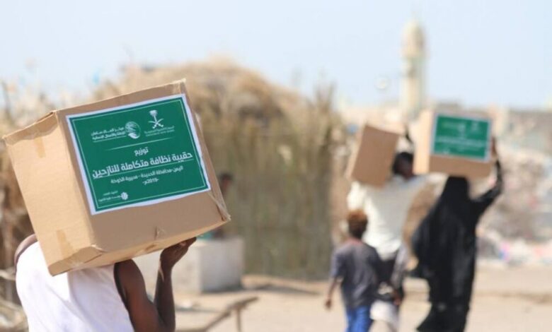 مركز الملك سلمان للإغاثة يدشن المرحلة الثالثة لتوزيع حقائب النظافة الشخصية لنازحي مخيم بني جابر في الخوخة