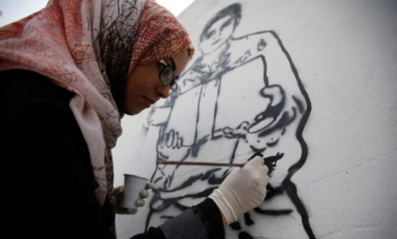 مابين الضحايا الصامتة والمعاناة الإنسانية.. رُسومات تشكيلية جدارية لمعاناة اليمنيين