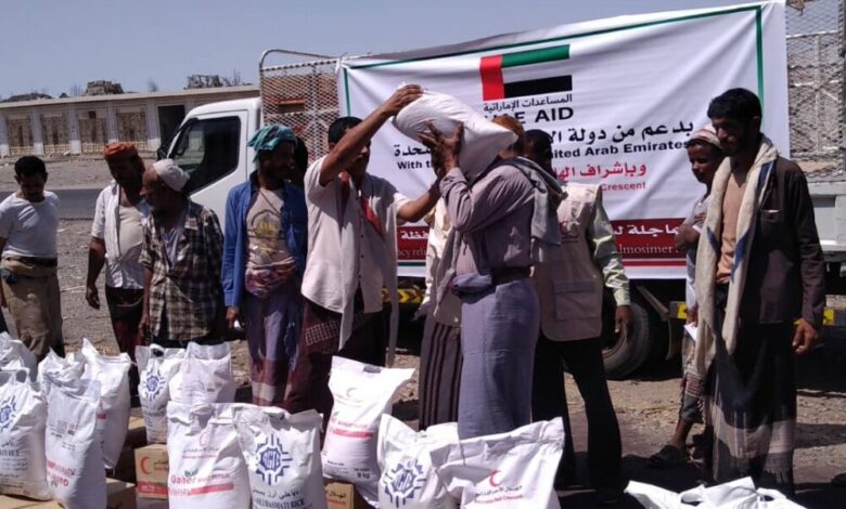 منسق المنظمات بمسيمير لحج يدشن توزيع 500 سلة غذائية للأسر الفقيرة والنازحين