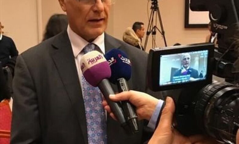 السفير البريطاني يدعو لتشجيع انسحاب الحوثيين من الحديدة