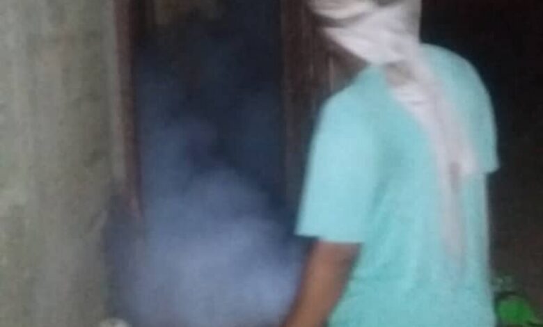 فريق الرش الضبابي يقوم بحملة رش ضد مرض حمى الضنك في منطقة الخداد بمديرية تبن .