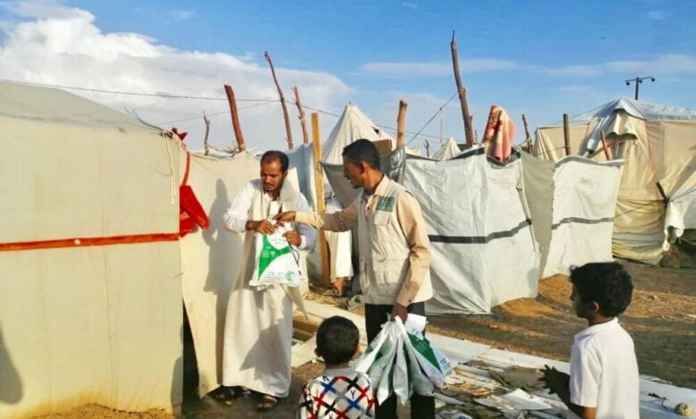 مركز الملك سلمان للإغاثة يوزع لليوم 21 توزيع السلال الغذائية ووجبات الإفطار الجاهزة في محافظات حضرموت الصحراء ولحج وأبين