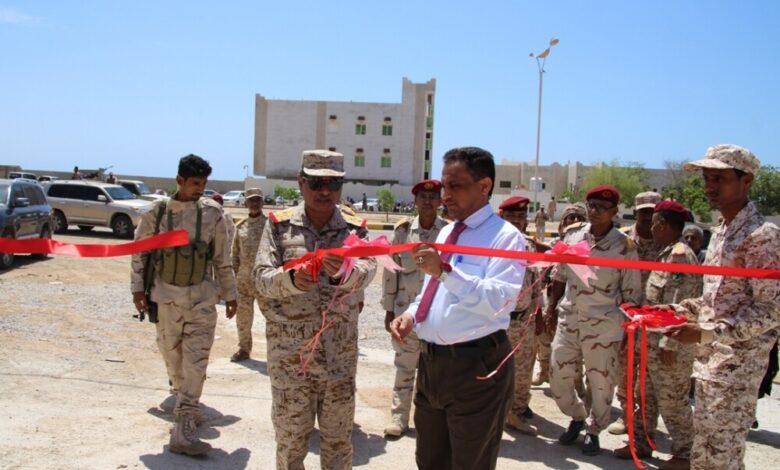 محافظ حضرموت يفتتح محطة الوقود بقيادة المنطقة العسكرية الثانية بالمكلا