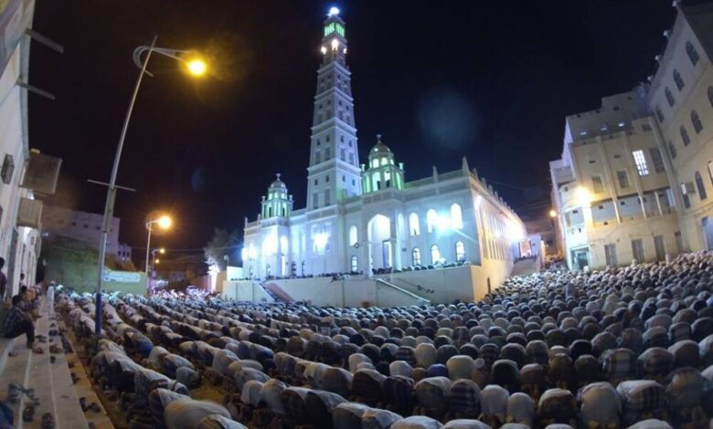 الالاف يحضرون ختم مسجد المحضار بليلة الجمع الكبير بمدينة تريم