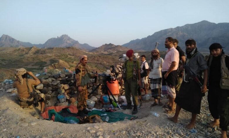 فريق من ادارة امن لحج يزور مواقع المقاتلين في الجبهات