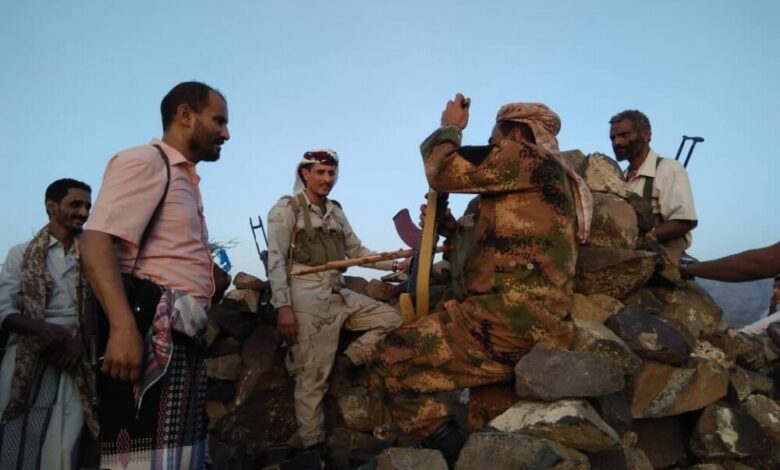 فريق من ادارة امن لحج يزور مواقع المقاتلين في الجبهات