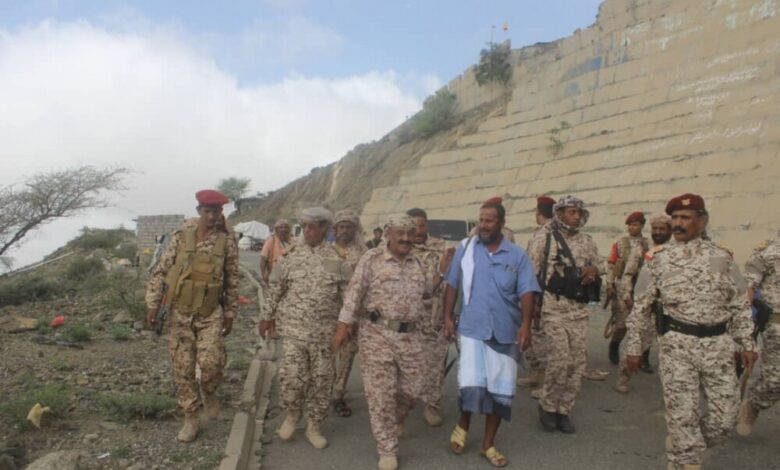 قائد المنطقة العسكرية الرابعة العمري وقيادات عسكرية يزورون جبهة ثرة