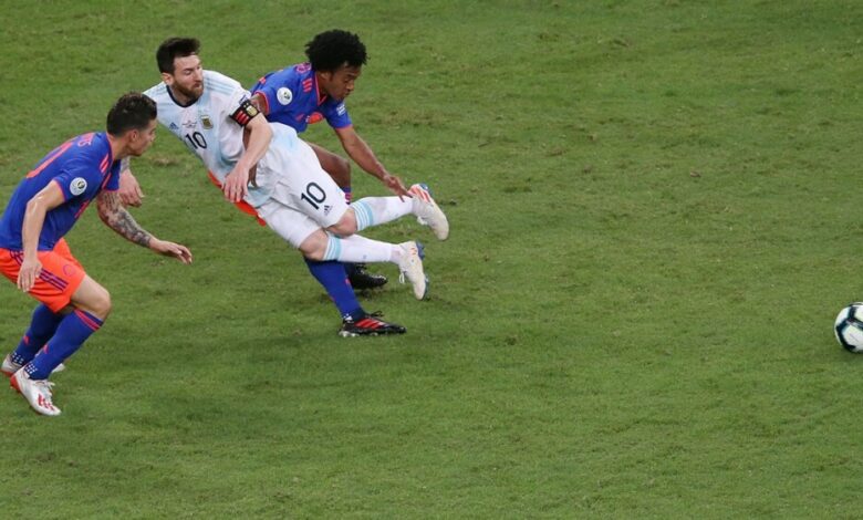 فوز مثير لكولومبيا على الأرجنتين في مباراة شهدت إشتباك عنيف بسبب ميسي 
