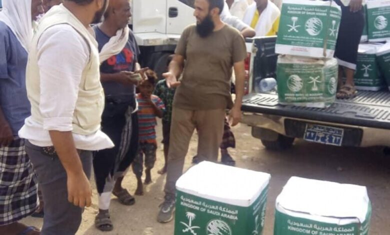 مركز الملك سلمان للإغاثة يوزع 153 كرتونا من السلال الغذائية في محافظة سقطرى