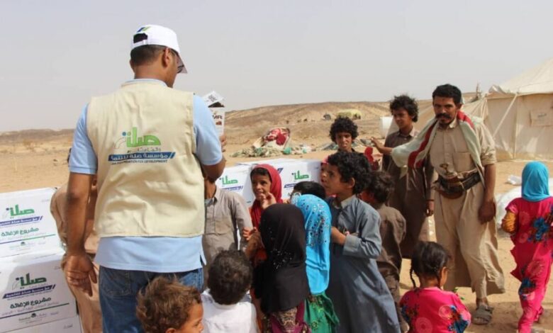 توزيع مساعدات إنسانية في حضرموت استفادت منها 50 أسرة من النازحين