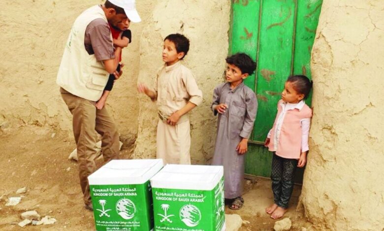 «إغاثي الملك سلمان» يوزع سلالاً غذائية في المحافظات اليمنية