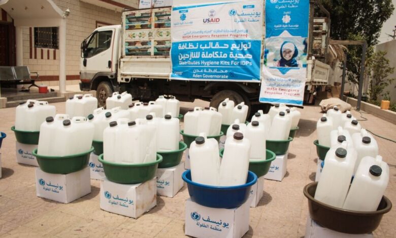توزيع حقائب (نظافة شخصية صحية) للنازحين في عدن والحديدة