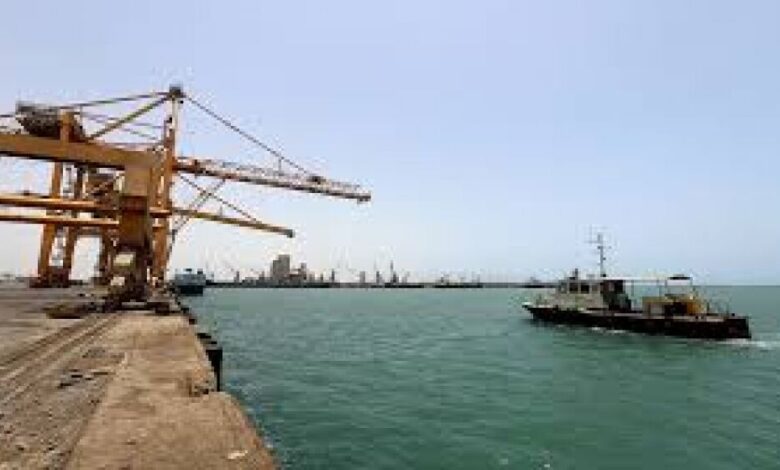 الحكومة تحذر من كارثة بيئية في البحر الأحمر وخليج عدن