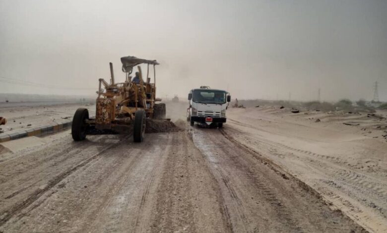 صندوق صيانة الطرق يواصل اعمال الصيانة الطارئة للطريق الواصل بين محافظتي عدن ولحج