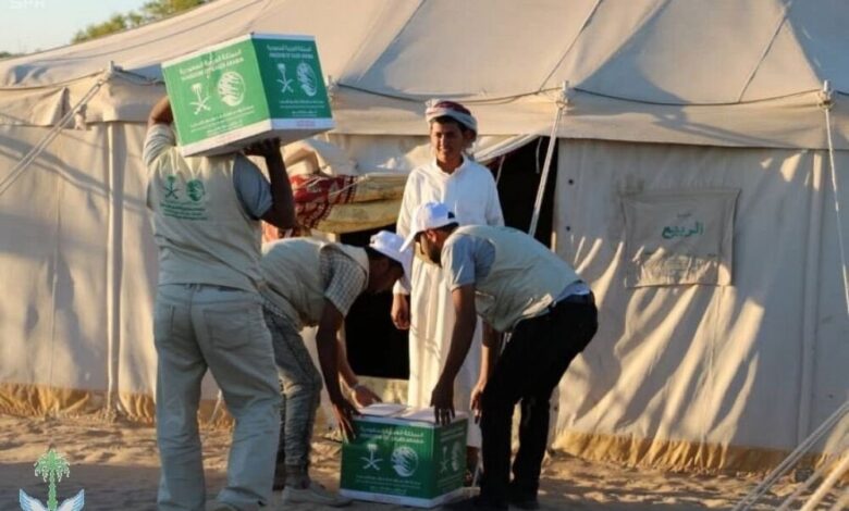 توزيع سلال غذائية لنازحي صعدة بمديرية الوادي في مأرب