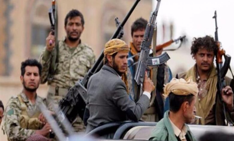 مليشيات الحوثي تهدد أولياء الأمور بقوة السلاح بإحضار أبنائهم إلى مراكزها الصيفية بالبيضاء