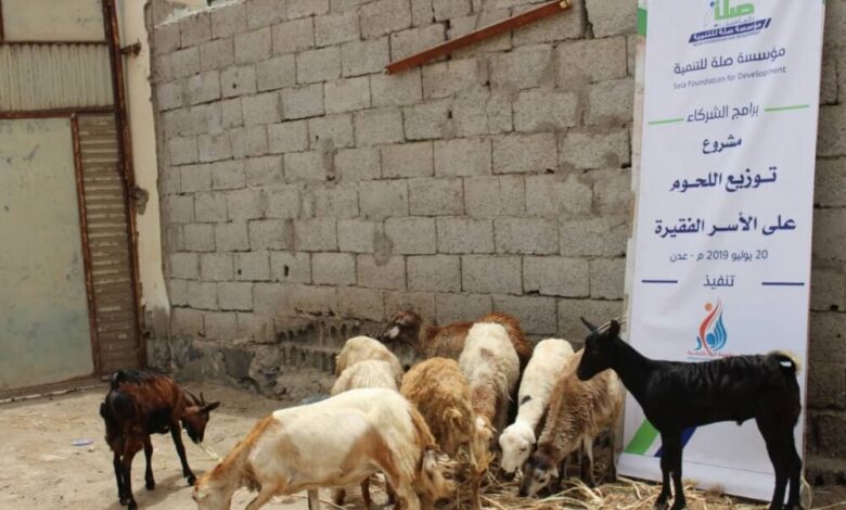 مؤسسة الرواد للتنمية تنفذ مشروع توزيع اللحوم في عدن