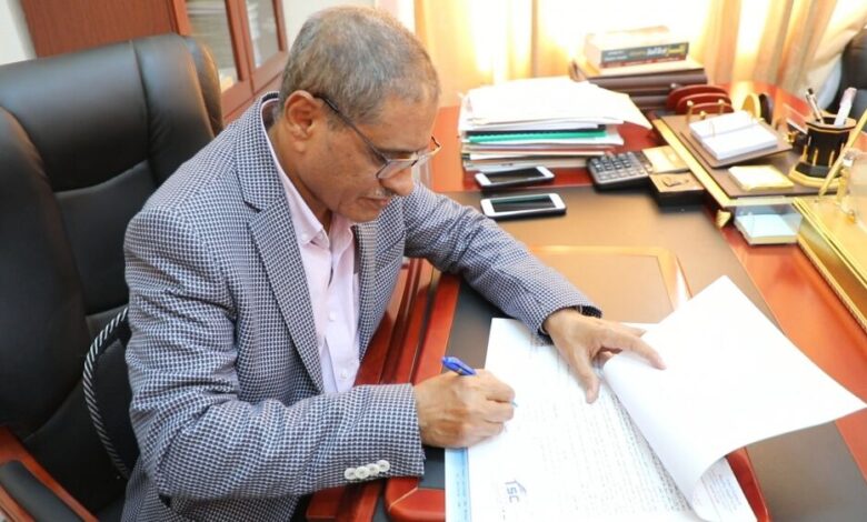 محافظ حضرموت يرعى التوقيع على مناقصات ثلاثة مشاريع خاصة بالمياه في عدد من مديريات المحافظة