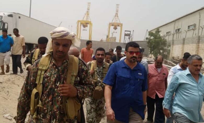 محافظ عدن يتفقد اعمال تنظيف مناهل السيول في عدد من المديريات