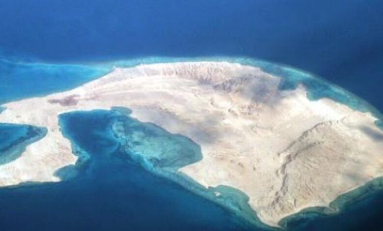 الإمارات تسلم جزيرة يمنية لليمن