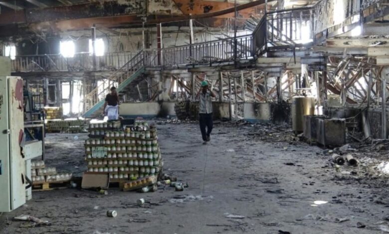 ميليشيا الحوثي تدمر مصنع ألبان في الحديدة
