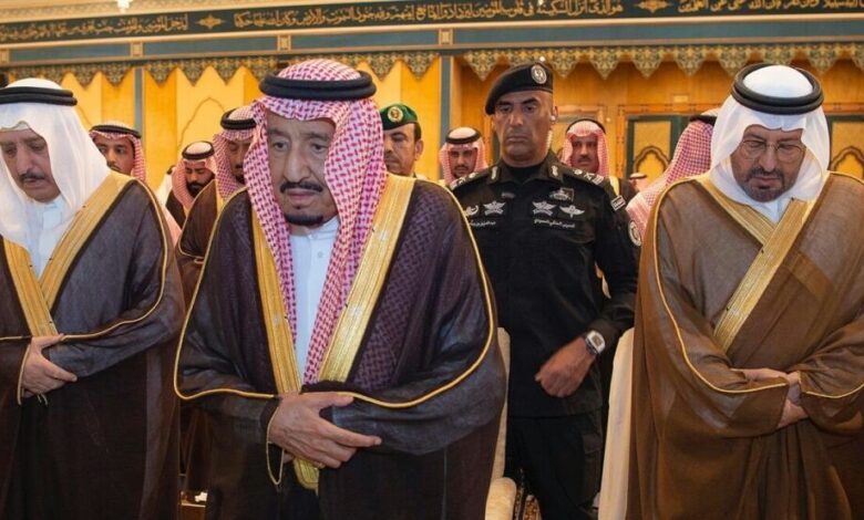 "الملك سلمان" يؤدي صلاة الميت على الأمير بندر بن عبدالعزيز