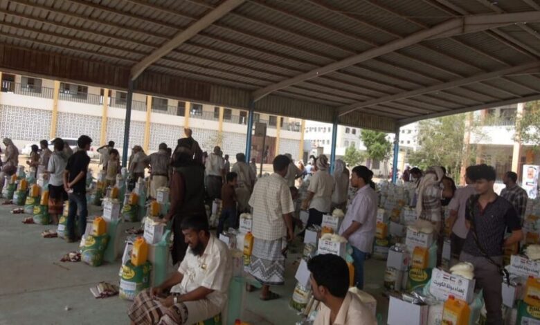 ينابيع الخير تدشن مشروع توزيع السلات الغذائية لنازحي محافظة البيضاء