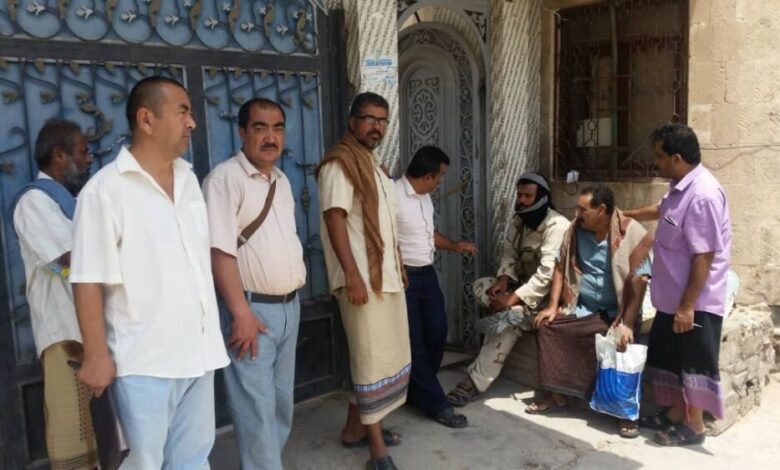 أطباء مستشفيات محافظة شبوة يقرعون بوابة المحافظ للمطالبة برواتبهم  المتأخرة منذ عامين .