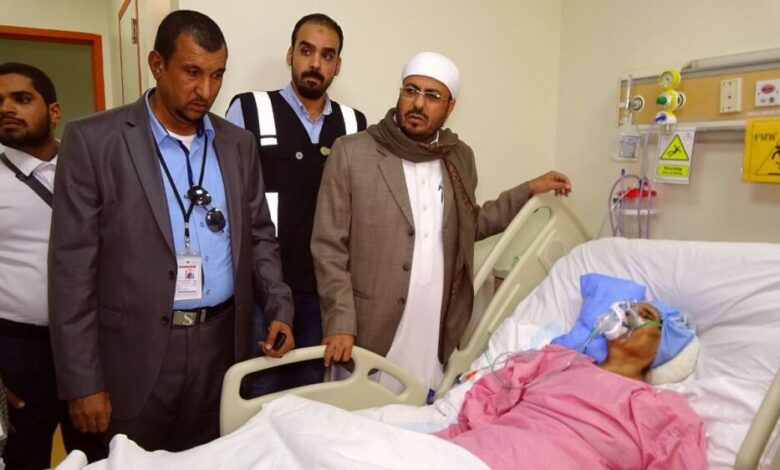 وزير الأوقاف يزور المرضى من الحجاج اليمنيين الذين يتلقون العلاج في مستشفيات مكة