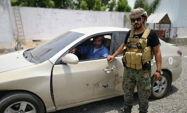 قوات حزام لحج تستعيد سيارة مدنية خاصة ومقتنيات شخصية