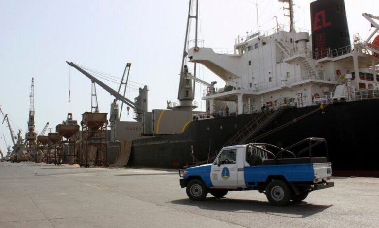 مهدداً الملاحة الدولية.. الحوثي يمنع سفناً من دخول الحديدة