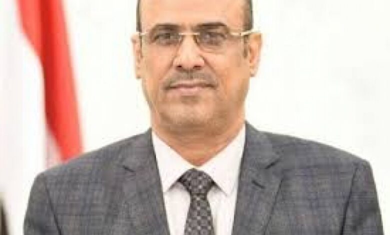 نائب رئيس الوزراء وزير الداخلية يعزي بوفاة العقيد سند المنصوب
