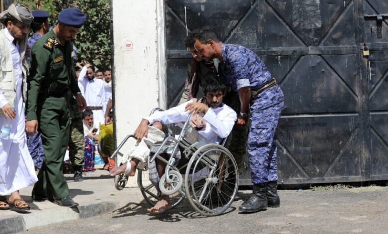 الخارجون من سجون الحوثي.. أمراض وشلل وتعذيب