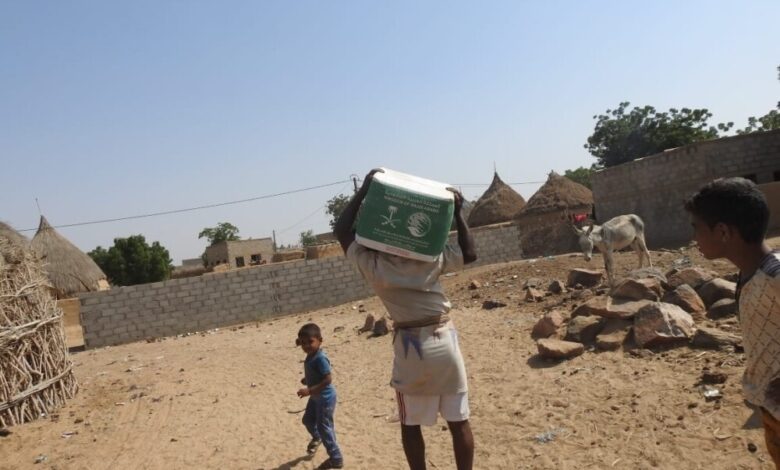 السعودية توزع 900 سلة غذائية في اليمن