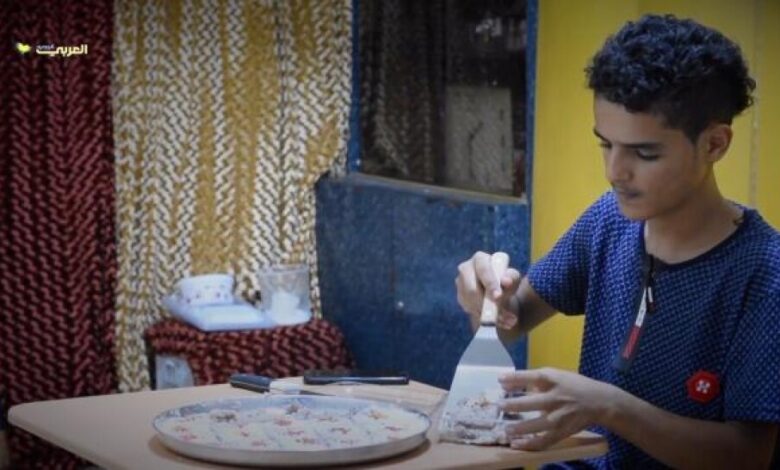 فيديو .. قصة طفل يمني... بائع حلوى صباحاً وتلميذ مساءً