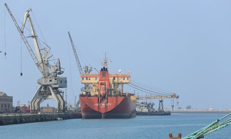 الحوثيون: وصول سفينة وقود إلى ميناء الحديدة