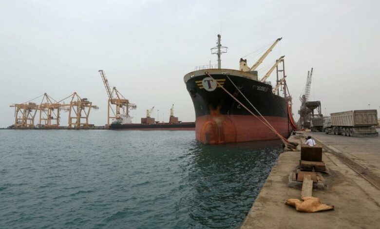 الحكومة اليمنية توافق على دخول 10 سفن إلى ميناء الحديدة