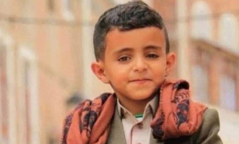 بعد أيام من شهرته الواسعة.. الطفل اليمني بائع الماء يمنع من السفر إلى لبنان ويقف أمام المحكمة